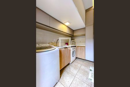 Casa à venda com 240m², 5 quartos e 2 vagasÁrea de Serviço