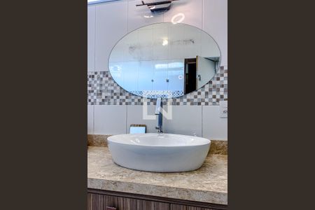 Casa à venda com 240m², 5 quartos e 2 vagasBanheiro da Suíte