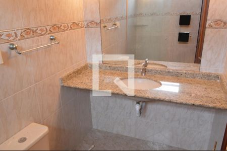 Casa à venda com 235m², 3 quartos e 3 vagasBanheiro da Suíte