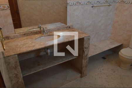 Casa à venda com 235m², 3 quartos e 3 vagasBanheiro 1