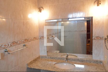 Casa à venda com 235m², 3 quartos e 3 vagasBanheiro da Suíte