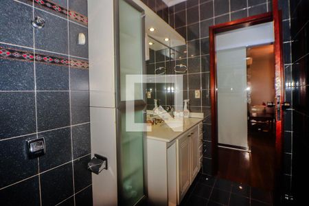 Casa à venda com 243m², 3 quartos e 3 vagas Casa à venda com 243m², 3 quartos e 3 vagasBanheiro Social