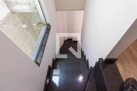 Casa à venda com 167m², 3 quartos e 3 vagas Casa à venda com 167m², 3 quartos e 3 vagasEscada