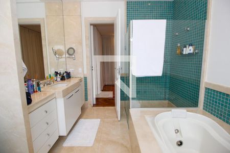 Casa à venda com 800m², 4 quartos e 6 vagasBanheiro da Suíte 1