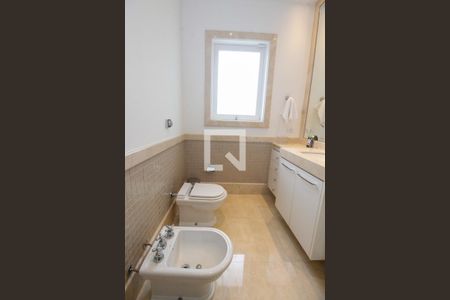 Casa à venda com 800m², 4 quartos e 6 vagasBanheiro da Suíte 2