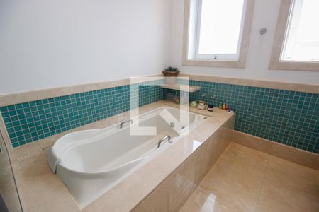 Casa à venda com 800m², 4 quartos e 6 vagasBanheiro da Suíte 1