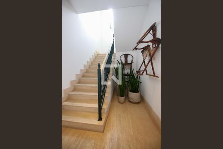 Casa à venda com 800m², 4 quartos e 6 vagasEscada