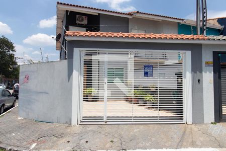 Casa à venda com 220m², 3 quartos e 2 vagas Casa à venda com 220m², 3 quartos e 2 vagasFachada