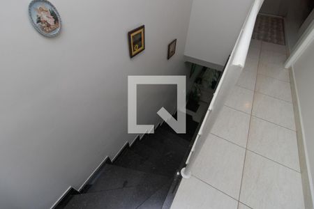 Casa à venda com 220m², 3 quartos e 2 vagas Casa à venda com 220m², 3 quartos e 2 vagasEscada