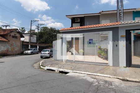 Casa à venda com 220m², 3 quartos e 2 vagas Casa à venda com 220m², 3 quartos e 2 vagasFachada