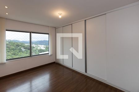 Casa de condomínio à venda com 286m², 4 quartos e 2 vagas Casa de condomínio à venda com 286m², 4 quartos e 2 vagasQuarto 4