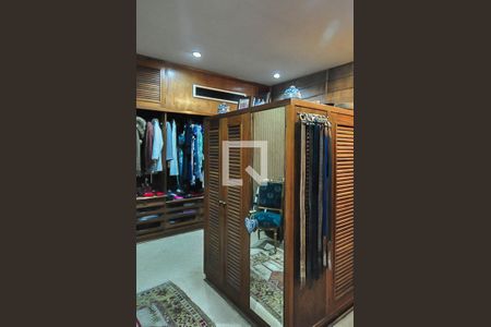 Casa de condomínio à venda com 1690m², 5 quartos e 7 vagas Casa de condomínio à venda com 1690m², 5 quartos e 7 vagasArmário da Suíte 5