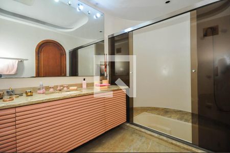 Casa de condomínio à venda com 1690m², 5 quartos e 7 vagas Casa de condomínio à venda com 1690m², 5 quartos e 7 vagasBanheiro Suíte 3