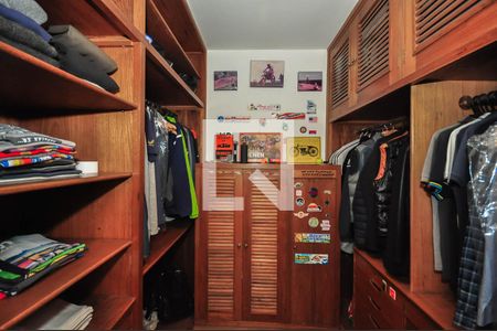 Casa de condomínio à venda com 1690m², 5 quartos e 7 vagas Casa de condomínio à venda com 1690m², 5 quartos e 7 vagasArmário da Suíte 2