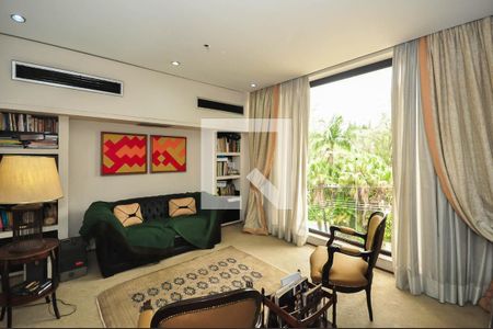 Casa de condomínio à venda com 1690m², 5 quartos e 7 vagas Casa de condomínio à venda com 1690m², 5 quartos e 7 vagasEscritório