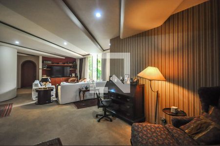 Casa de condomínio à venda com 1690m², 5 quartos e 7 vagas Casa de condomínio à venda com 1690m², 5 quartos e 7 vagasSala de Tv