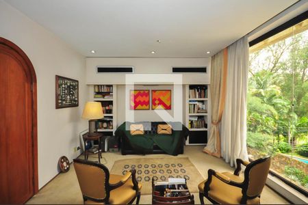 Casa de condomínio à venda com 1690m², 5 quartos e 7 vagas Casa de condomínio à venda com 1690m², 5 quartos e 7 vagasEscritório