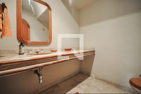 Casa de condomínio à venda com 1690m², 5 quartos e 7 vagas Casa de condomínio à venda com 1690m², 5 quartos e 7 vagasLavabo 2