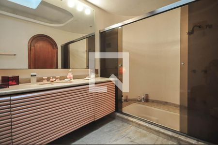 Casa de condomínio à venda com 1690m², 5 quartos e 7 vagas Casa de condomínio à venda com 1690m², 5 quartos e 7 vagasBanheiro Suíte 4