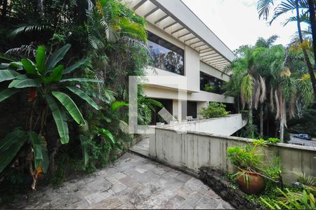 Casa de condomínio à venda com 1690m², 5 quartos e 7 vagas Casa de condomínio à venda com 1690m², 5 quartos e 7 vagasÁrea Externa