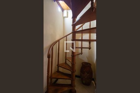 Apartamento à venda com 333m², 4 quartos e 3 vagas Apartamento à venda com 333m², 4 quartos e 3 vagasEscada 2