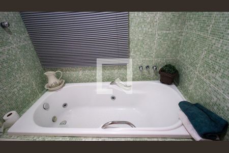 Apartamento à venda com 333m², 4 quartos e 3 vagas Apartamento à venda com 333m², 4 quartos e 3 vagasBanheiro da Suíte 1