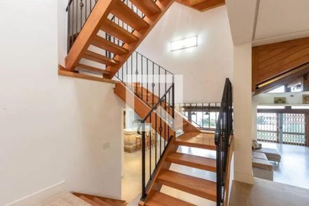 Casa para alugar com 394m², 4 quartos e 4 vagasEscada