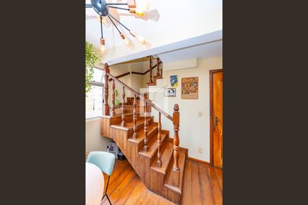 Apartamento à venda com 200m², 3 quartos e 2 vagas Apartamento à venda com 200m², 3 quartos e 2 vagasEscada