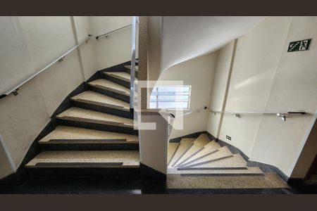 Apartamento para alugar com 141m², 3 quartos e 1 vaga Apartamento para alugar com 141m², 3 quartos e 1 vagaEscada