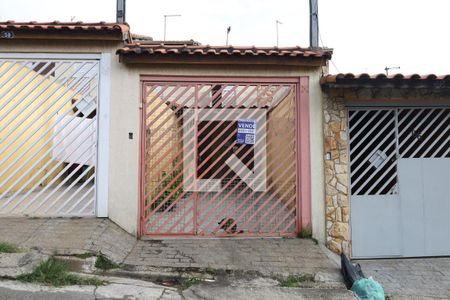 Casa à venda com 66m², 2 quartos e 2 vagasFachada do imóvel - Placa instalada no portão