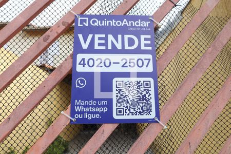 Casa à venda com 66m², 2 quartos e 2 vagasPlaca instalada no portão do imóvel