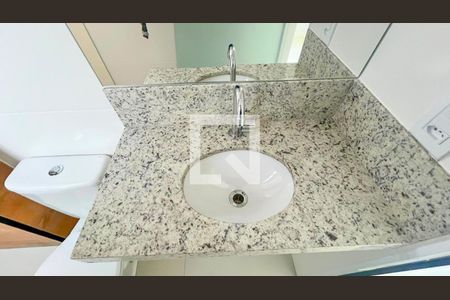 Banheiro de kitnet/studio para alugar com 1 quarto, 35m² em Carlos Prates, Belo Horizonte