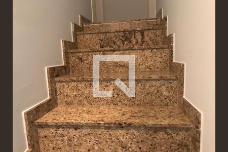 Casa à venda com 140m², 2 quartos e 2 vagasEscada de granito