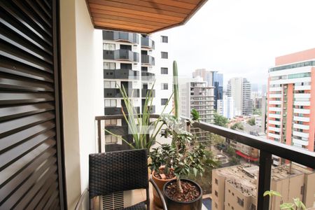 Apartamento à venda com 213m², 4 quartos e 3 vagas Apartamento à venda com 213m², 4 quartos e 3 vagasVaranda da Suíte 2