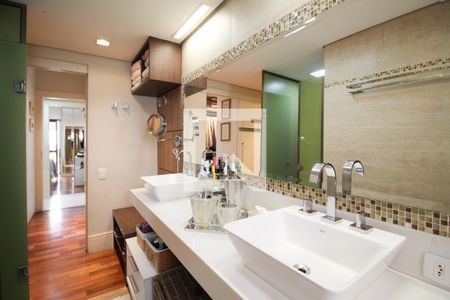 Apartamento à venda com 213m², 4 quartos e 3 vagas Apartamento à venda com 213m², 4 quartos e 3 vagasBanheiro da Suíte 1