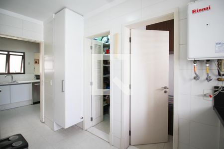 Apartamento à venda com 213m², 4 quartos e 3 vagas Apartamento à venda com 213m², 4 quartos e 3 vagasÁrea de Serviço