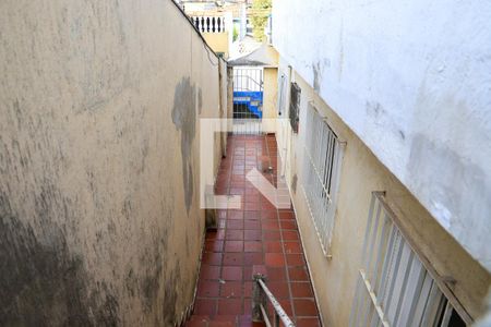 Casa à venda com 270m², 3 quartos e 4 vagas Casa à venda com 270m², 3 quartos e 4 vagasCorredor lateral