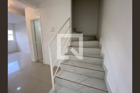 Casa de condomínio para alugar com 84m², 2 quartos e 2 vagas Casa de condomínio para alugar com 84m², 2 quartos e 2 vagasEscada