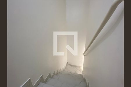 Casa de condomínio para alugar com 84m², 2 quartos e 2 vagas Casa de condomínio para alugar com 84m², 2 quartos e 2 vagasEscada