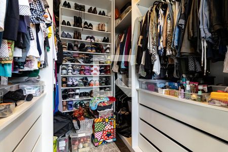 Apartamento à venda com 136m², 3 quartos e 2 vagas Apartamento à venda com 136m², 3 quartos e 2 vagasCloset da Suíte 1