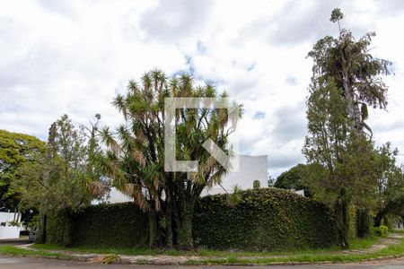 Casa à venda com 854m², 5 quartos e 8 vagas Casa à venda com 854m², 5 quartos e 8 vagasFachada