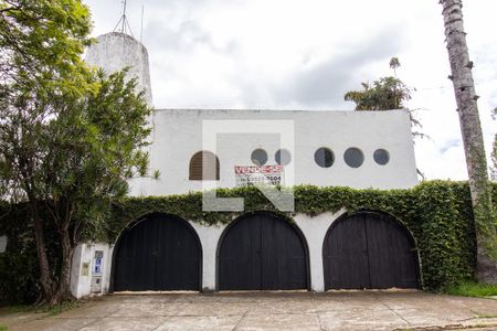 Casa à venda com 854m², 5 quartos e 8 vagas Casa à venda com 854m², 5 quartos e 8 vagasFachada