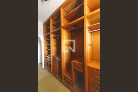 Casa à venda com 854m², 5 quartos e 8 vagas Casa à venda com 854m², 5 quartos e 8 vagasQuarto 1