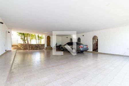 Casa à venda com 854m², 5 quartos e 8 vagas Casa à venda com 854m², 5 quartos e 8 vagasGaragem