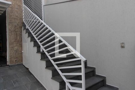 Casa à venda com 195m², 4 quartos e 3 vagas Casa à venda com 195m², 4 quartos e 3 vagasEscada de Entrada