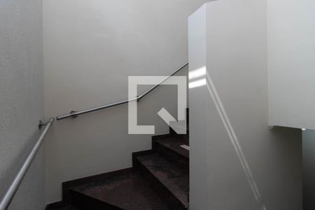 Casa à venda com 195m², 4 quartos e 3 vagas Casa à venda com 195m², 4 quartos e 3 vagasEscada