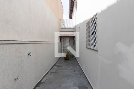 Casa à venda com 195m², 4 quartos e 3 vagas Casa à venda com 195m², 4 quartos e 3 vagasCorredor externo