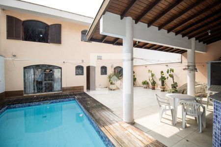 Casa para alugar com 200m², 3 quartos e 4 vagas Casa para alugar com 200m², 3 quartos e 4 vagasQuintal com piscina