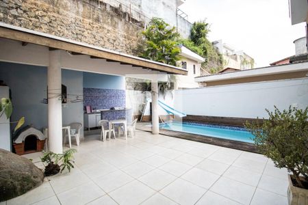 Casa para alugar com 200m², 3 quartos e 4 vagas Casa para alugar com 200m², 3 quartos e 4 vagasQuintal com piscina
