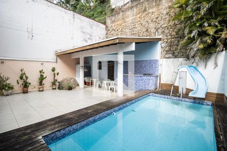 Casa para alugar com 200m², 3 quartos e 4 vagas Casa para alugar com 200m², 3 quartos e 4 vagasQuintal com piscina